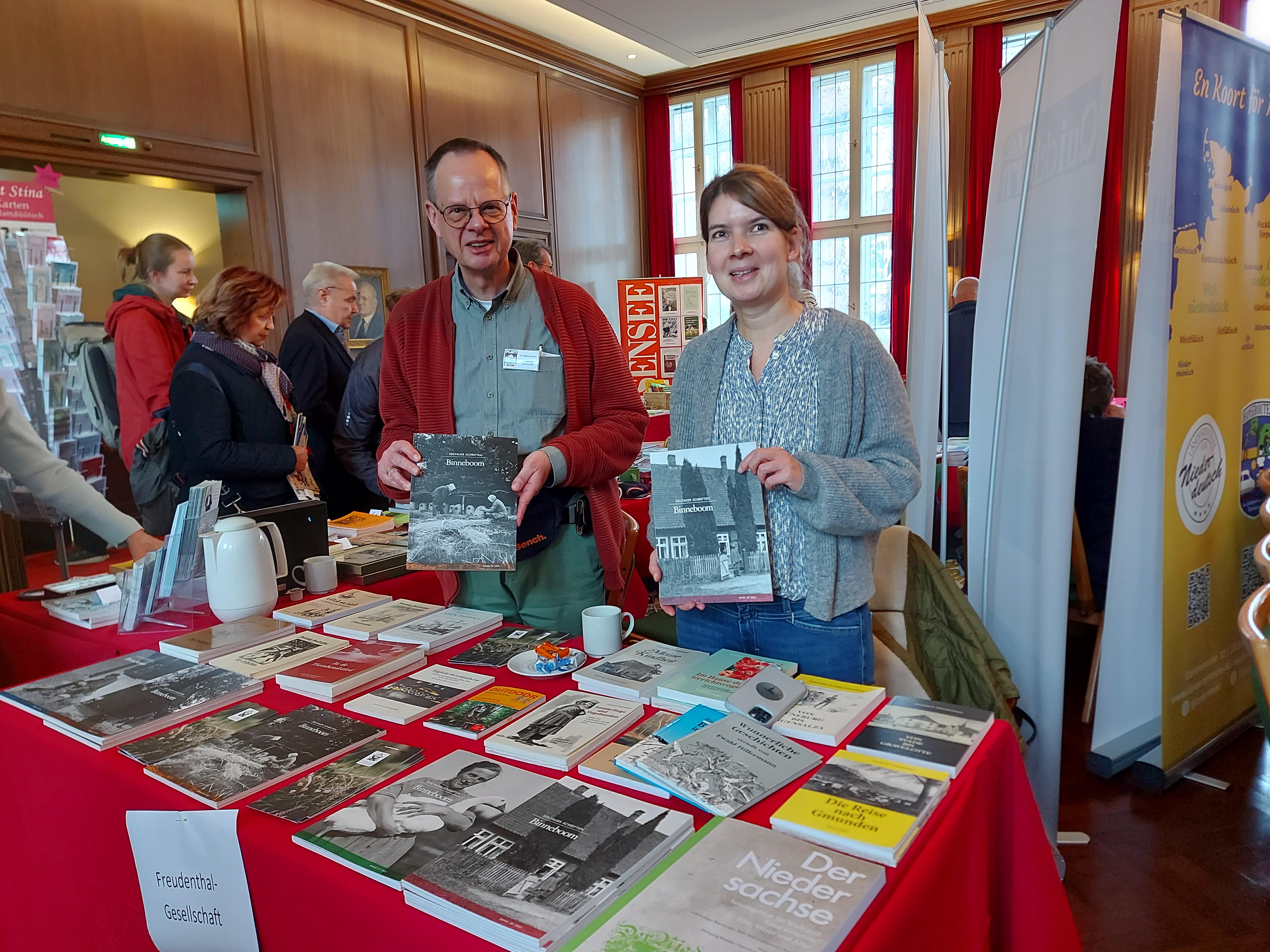 Rike Sattler und Wolfgang Brandes am Stand der Freudenthal-Gesellschaft auf der Plattdeutschen Buchmesse